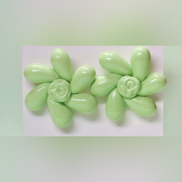 Ariana Grande Positions Earrings (Stud) with matching rings - Picture 2 of 6